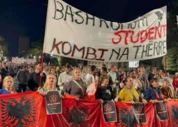 “Shqipëria kërkon revolucion”/ Sot dita e 116-të e protestës, qytetarët të vendosur deri në largimin e qeverisë: Rama, jep dorëheqjen!