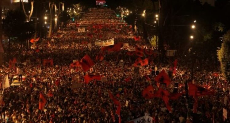 Sot 118 ditë radhazi revoltë popullore/ Mes skandaleve të reja, protestuesit kërkojnë largimin e kryeministrit Rama dhe qeverisë
