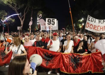 Protestuesit përsëri në shesh, paralajmërohet përshkallëzim deri në “rrethimin” e Kryeministrisë
