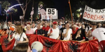 Protestuesit përsëri në shesh, paralajmërohet përshkallëzim deri në “rrethimin” e Kryeministrisë