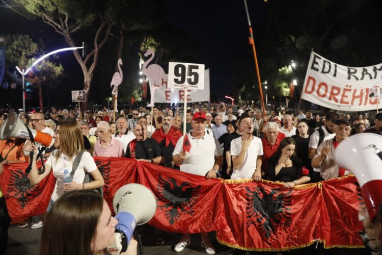 Protestuesit përsëri në shesh, paralajmërohet përshkallëzim deri në “rrethimin” e Kryeministrisë
