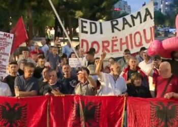 Dita 107/ Qytetarët marshojnë drejt Kryeministrisë, bëjnë thirrje kundër Ramës: Arrestoni Ramën! Dorëheqje!
