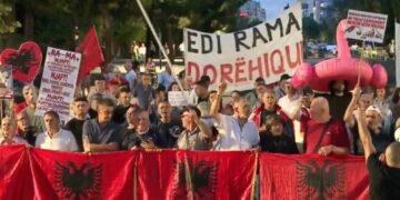 Dita 107/ Qytetarët marshojnë drejt Kryeministrisë, bëjnë thirrje kundër Ramës: Arrestoni Ramën! Dorëheqje!