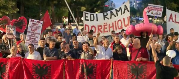 Dita 107/ Qytetarët marshojnë drejt Kryeministrisë, bëjnë thirrje kundër Ramës: Arrestoni Ramën! Dorëheqje!