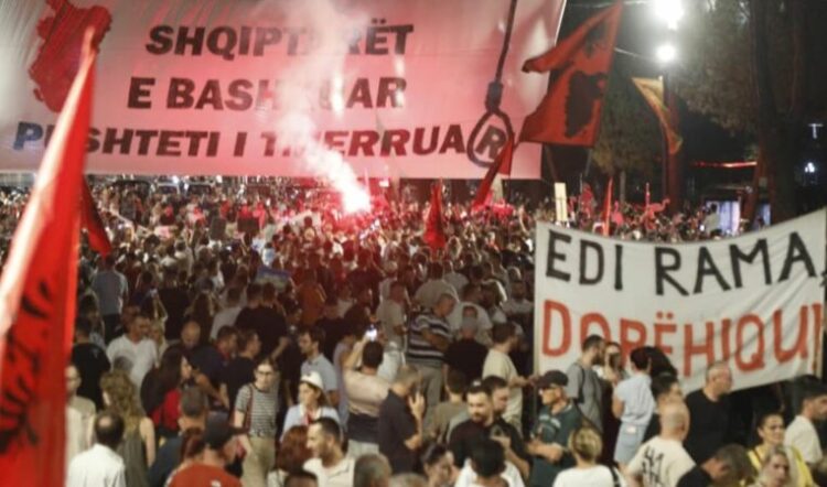 “Corriere della Sera”: Protestat në Shqipëri po kthehen në revoltë të madhe kundër qeverisë, kërkohet dorëheqja e Ramës