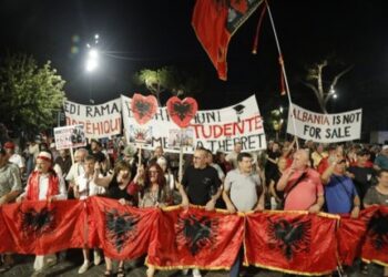 “Shqipëria kërkon revolucion”/ Sot dita e 103-të e protestës, qytetarët të vendosur deri në largimin e qeverisë