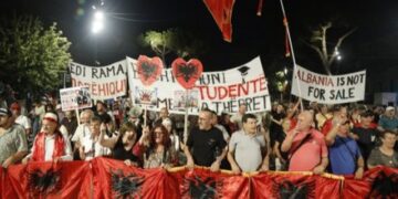 “Shqipëria kërkon revolucion”/ Sot dita e 103-të e protestës, qytetarët të vendosur deri në largimin e qeverisë