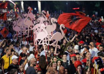Prej 105 ditësh protestohet për largimin e kryeministrit, gazeta britanike: Shqipëria “noton” në para droge! Rama është…