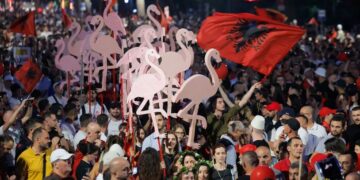 Prej 105 ditësh protestohet për largimin e kryeministrit, gazeta britanike: Shqipëria “noton” në para droge! Rama është…