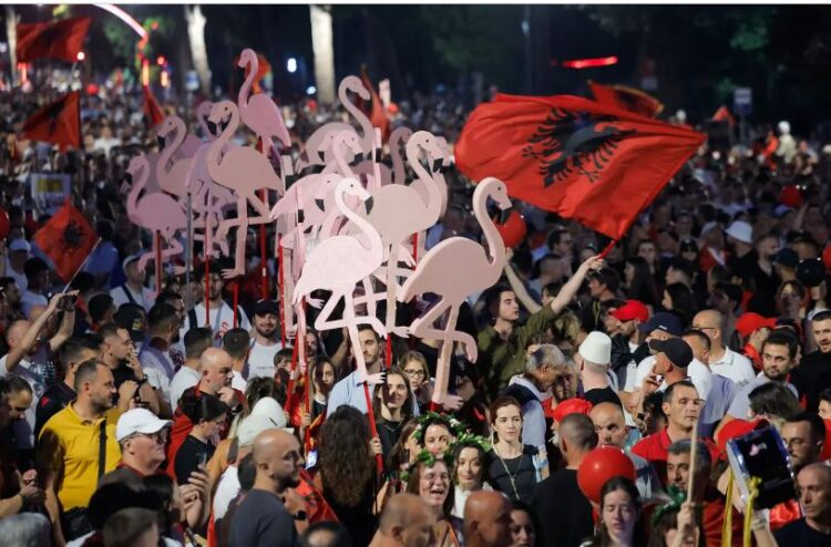 Prej 105 ditësh protestohet për largimin e kryeministrit, gazeta britanike: Shqipëria “noton” në para droge! Rama është…