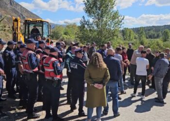 Protesta për ujin e pijshëm/ Përplasje mes banorëve dhe policisë, një person humb ndjenjat