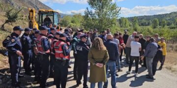 Protesta për ujin e pijshëm/ Përplasje mes banorëve dhe policisë, një person humb ndjenjat