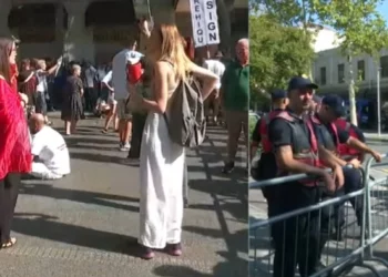 Protestuesit mblidhen para parlamentit: Ramoviç o tradhëtar jep dorëheqjen sa më parë!