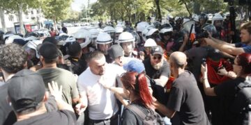 U ndaluan gjatë tensioneve para Parlamentit, lirohen 25 protestuesit dhe procedohen në gjendje të lirë