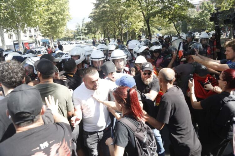 U ndaluan gjatë tensioneve para Parlamentit, lirohen 25 protestuesit dhe procedohen në gjendje të lirë