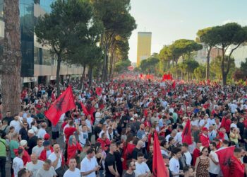 Dita e 98-të e protestës, qytetarët mbushin sheshet dhe rrugët deri në largimin e qeverisë: Ta rrethojmë kryeministrinë