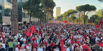 Dita e 98-të e protestës, qytetarët mbushin sheshet dhe rrugët deri në  largimin e qeverisë: Ta rrethojmë  kryeministrinë