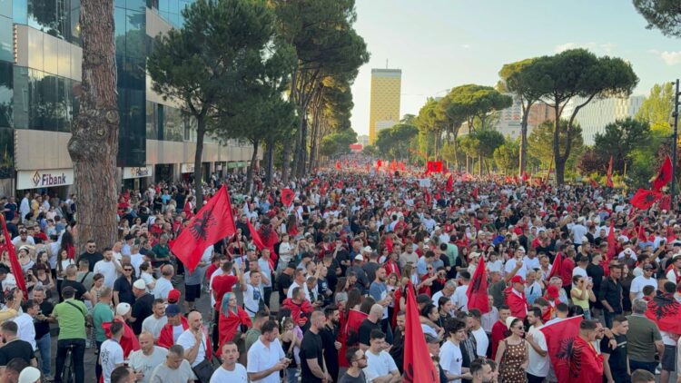 Dita e 98-të e protestës, qytetarët mbushin sheshet dhe rrugët deri në  largimin e qeverisë: Ta rrethojmë  kryeministrinë