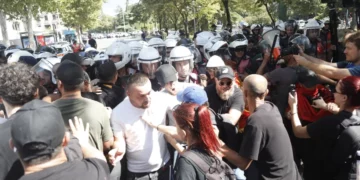 Protesta te Kuvendi/ Policia arreston me dhunë 11 persona