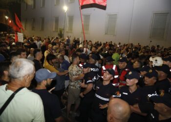 Dje rrethuan Ramën në zyrë, qytetarët rikthehen në protestën e 95-të: Asgjë nuk të shpëton, jep dorëheqjen!