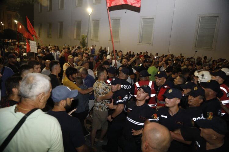 Dje rrethuan Ramën në zyrë, qytetarët rikthehen në protestën e 95-të: Asgjë nuk të shpëton, jep dorëheqjen!