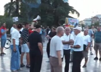 Nis mbledhja e qytetarëve në sheshin “Skënderbej”, kërkohet dorëheqja e Edi Ramës