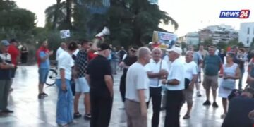 Nis mbledhja e qytetarëve në sheshin “Skënderbej”, kërkohet dorëheqja e Edi Ramës