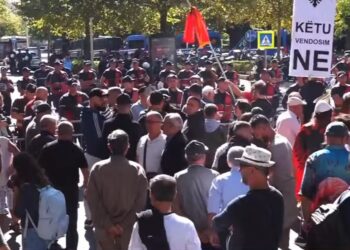 Skandali në SHISH/ Protestuesit ‘rrethojnë’ Parlamentin dhe shpërthejnë në thirrje: Ku e keni Vlora Hysenin?
