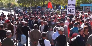 Skandali në SHISH/ Protestuesit ‘rrethojnë’ Parlamentin dhe shpërthejnë në thirrje: Ku e keni Vlora Hysenin?