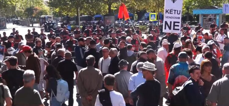 Skandali në SHISH/ Protestuesit ‘rrethojnë’ Parlamentin dhe shpërthejnë në thirrje: Ku e keni Vlora Hysenin?