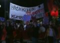 “Qeveri e krimit”, protestuesit vazhdojnë marshimin në rrugët e Tiranës