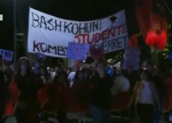 “Qeveri e krimit”, protestuesit vazhdojnë marshimin në rrugët e Tiranës