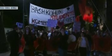 “Qeveri e krimit”, protestuesit vazhdojnë marshimin në rrugët e Tiranës