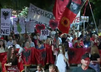 Rrugët e Tiranës plot me protestues: Edi Rama o tradhtar, jep dorëheqjen sa më parë