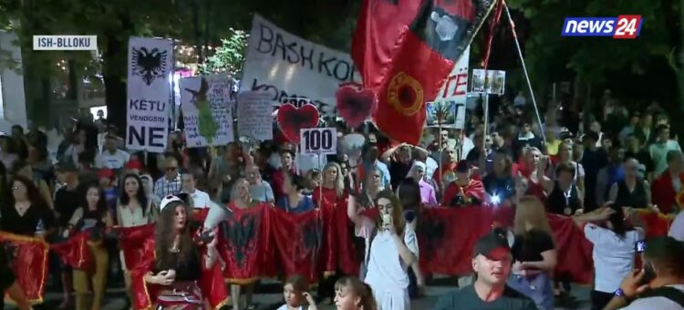 Rrugët e Tiranës plot me protestues: Edi Rama o tradhtar, jep dorëheqjen sa më parë