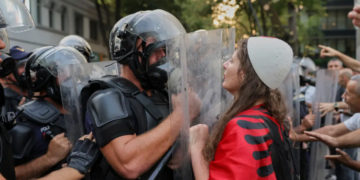 ‘Arrestoni Ramën’/ Gazeta amerikane: Policia përplaset me protestuesit, revolta po trondit Shqipërinë