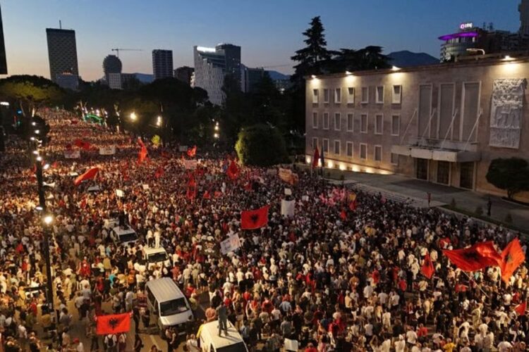 “Lironi shqipet”/ 97 ditë revoltë! Në orën 10:00 para gjykatës për protestuesit e arrestuar, pasdite para Kryeministrisë