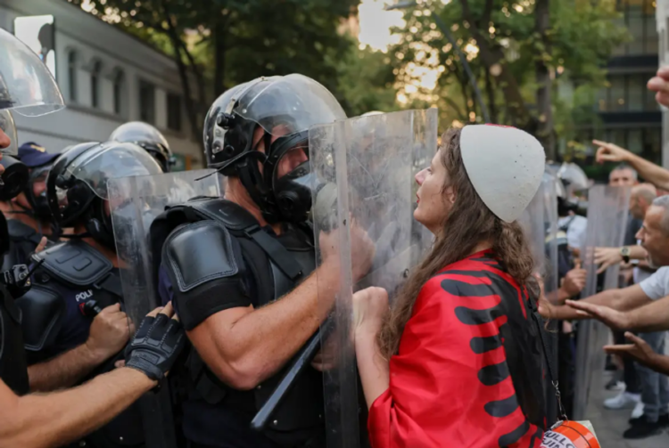 ‘Arrestoni Ramën’/ Gazeta amerikane: Policia përplaset me protestuesit, revolta po trondit Shqipërinë