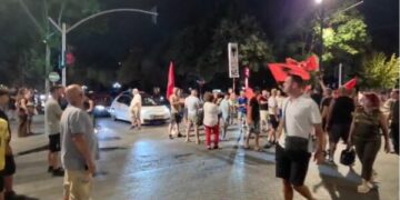 Aksioni i protestuesve, mbajnë të bllokuar të dy krahët e Unazës,