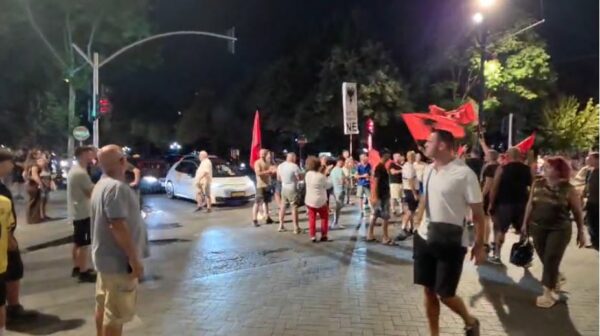 Aksioni i protestuesve, mbajnë të bllokuar të dy krahët e Unazës