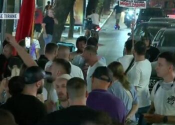 Protestuesit “mosbindje civile” para Drejtorisë së Policisë: Lironi shqipet, të lirojmë rrugën