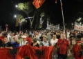 Nis marshimi i protestuesve drejt Komisariatit 1, një autobot vendoset pranë turmës, policia në hyrje të Kuvendit
