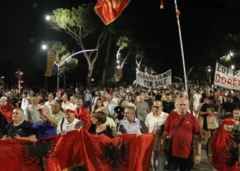 Nis marshimi i protestuesve drejt Komisariatit 1, një autobot vendoset pranë turmës, policia në hyrje të Kuvendit
