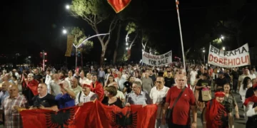 Nis marshimi i protestuesve drejt Komisariatit 1, një autobot vendoset pranë turmës, policia në hyrje të Kuvendit