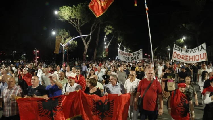 Nis marshimi i protestuesve drejt Komisariatit 1, një autobot vendoset pranë turmës, policia në hyrje të Kuvendit