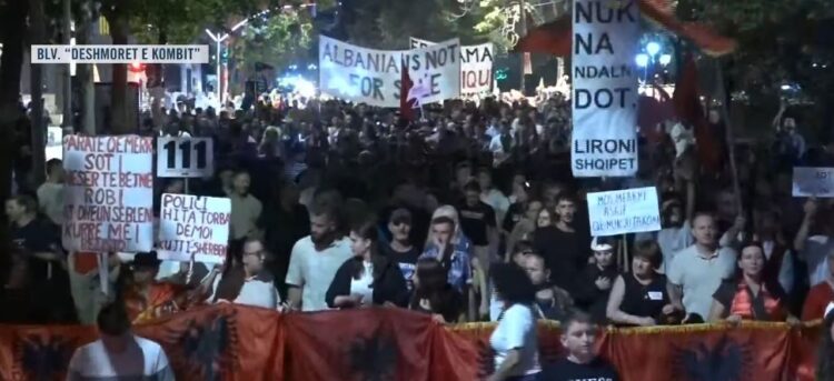 “Edi Rama frikacak do të çojmë ty në SPAK”, protestuesit vijojnë marshimin: Ju erdhi fundi!