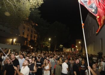 101 ditë qëndresë! Dje rrethuan Kryeministrinë dhe sot para Kuvendit, protestuesit: T’i presim deputetët me vezë e domate
