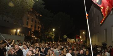 101 ditë qëndresë! Dje rrethuan Kryeministrinë dhe sot para Kuvendit, protestuesit: T’i presim deputetët me vezë e domate