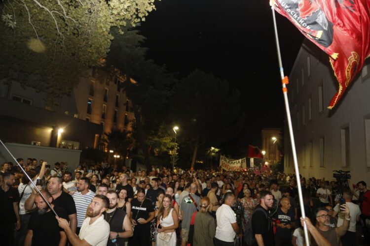 101 ditë qëndresë! Dje rrethuan Kryeministrinë dhe sot para Kuvendit, protestuesit: T’i presim deputetët me vezë e domate