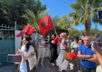 Eurodeputetët zbarkojnë në Zvërnec, banorët u presin rrugën: Dëgjoni shqetësimet tona
